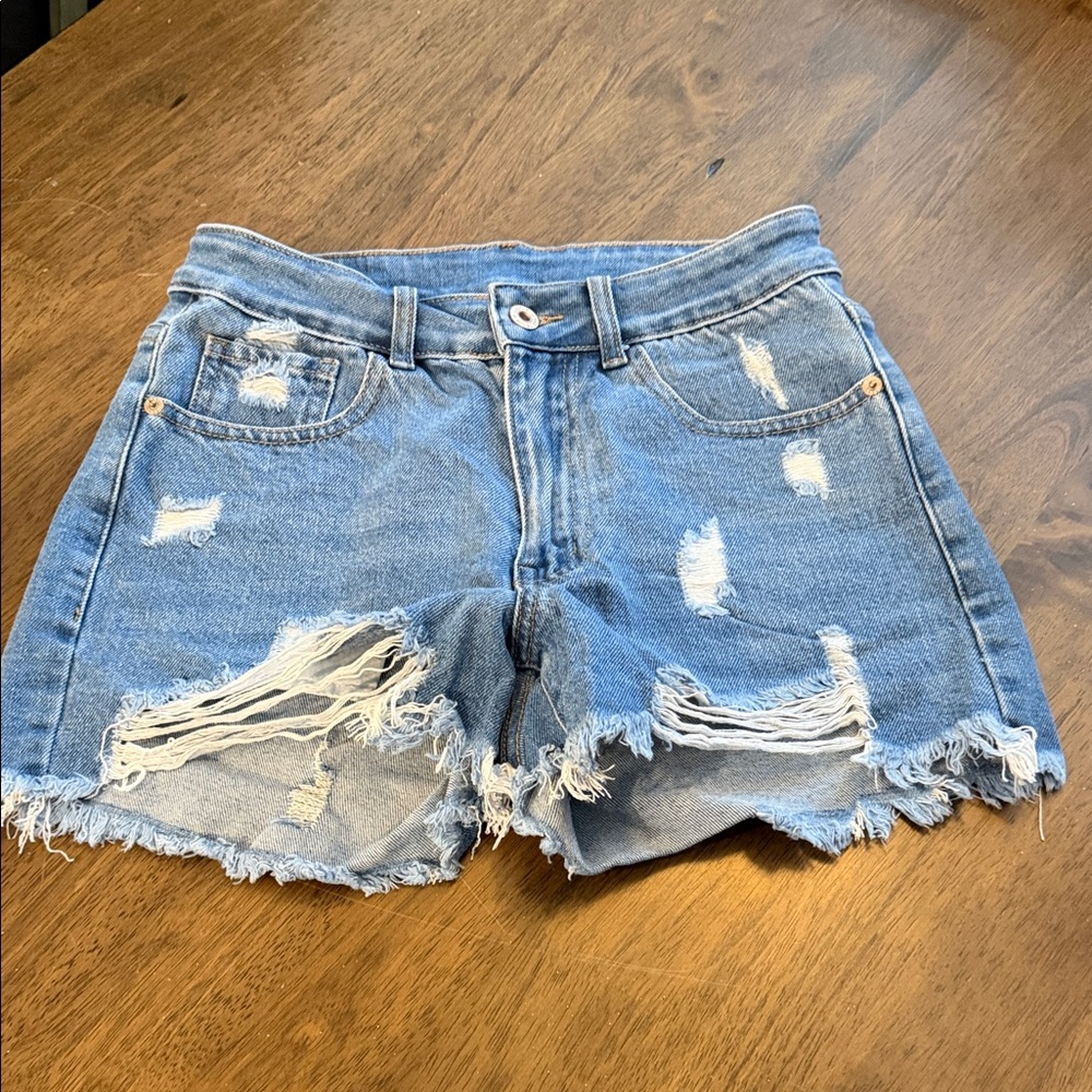 Super cute distressed short!